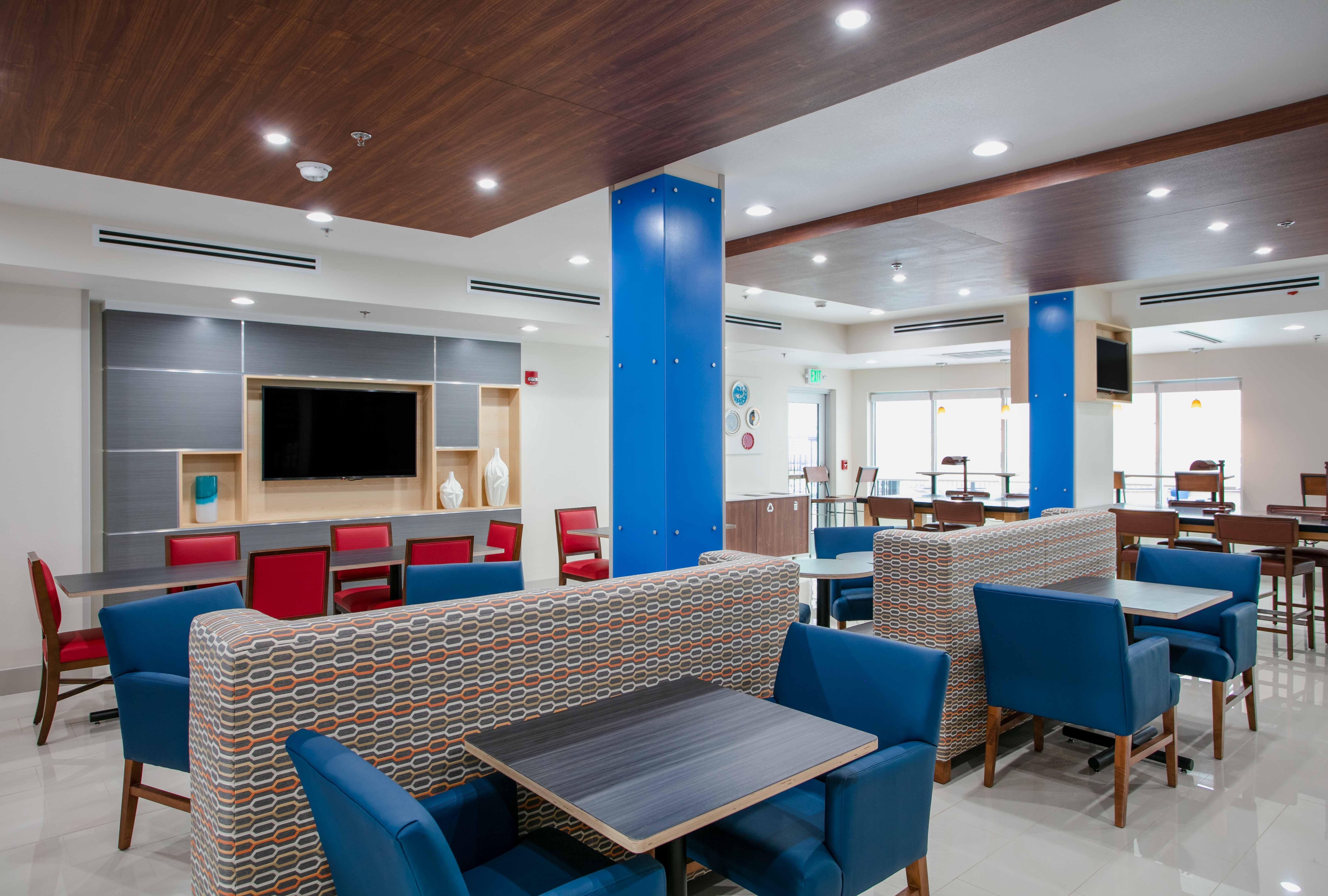 Holiday Inn Express & Suites Oakhurst-Yosemite Park Area By Ihg Ngoại thất bức ảnh